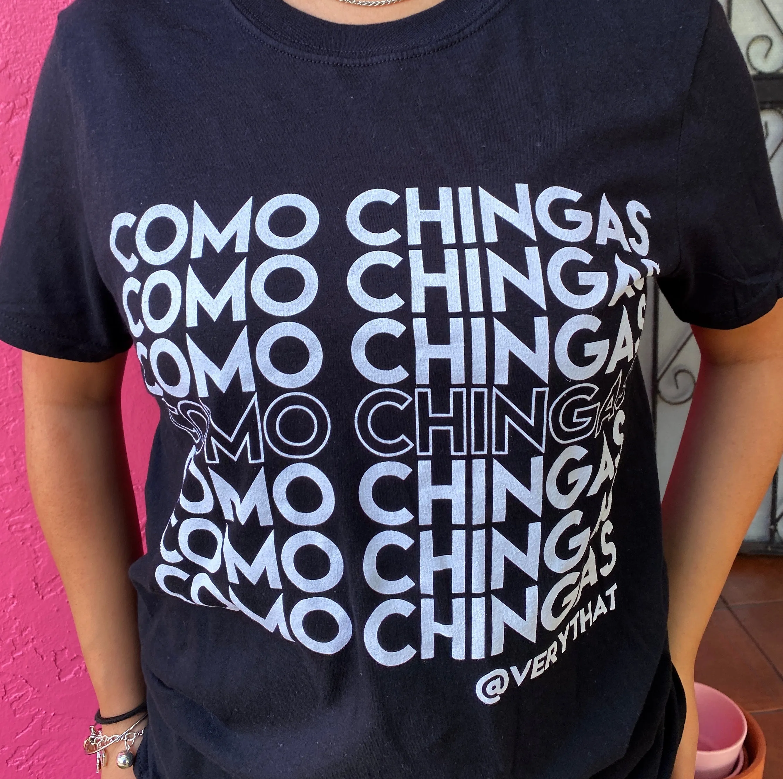 Como Chingas Black and White Tee